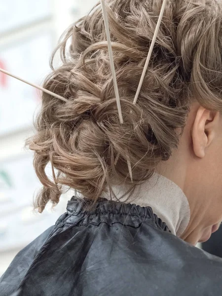 Fixing hairstyles on the female head. — Stock Photo, Image