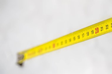 Beyaz üzerine 20 numara olan sarı mezura.. 