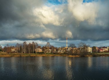 Göldeki güzel sonbahar kıyı manzarası