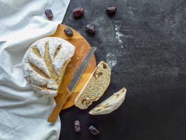 Dilimlenmiş taze ekmek ve hurma