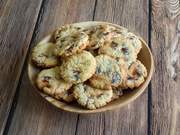 Frische saftige Dattelplätzchen in einer Schüssel auf einer braunen Holzoberfläche — Stockfoto