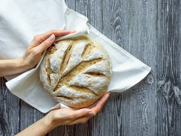 Жоден хліб не випікається в руці — стокове фото