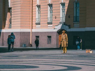 Saint-Petersburg 'da. - Rusya. Mayıs, 2020. Şehrin caddesinde altın boyalı bir sanatçı, yaşayan heykeller yoldan geçenlerin eğlencesi..