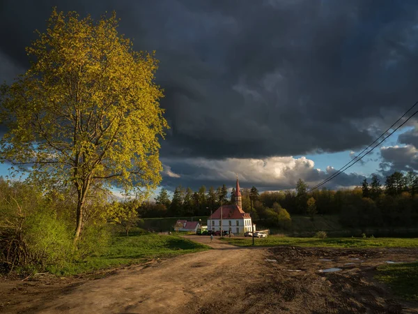 Kvällslandskap med dramatiska regnmoln och vägen till det antika slottet — Stockfoto