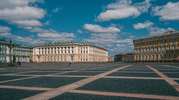 An empty city without tourists. Street of the historical center of St. Petersburg. The summer scenic with Palace Square — Stock Photo, Image