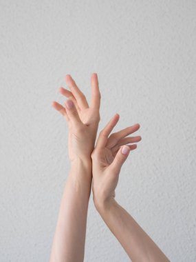 Zarif ve zarif elleri ve narin parmakları var. Güzel kadın ellerinin görüntüsü.