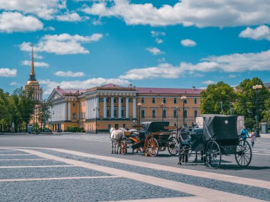Saint Petersburg 'daki Winter Palace meydanına at arabası ve atlarla bakın. Rusya