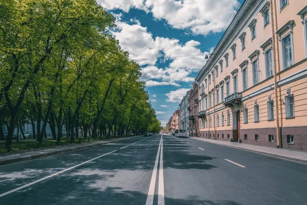 Una ciudad vacía sin gente. Calle del centro histórico de San Petersburgo. San Petersburgo. Rusia — Foto de Stock