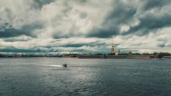 Rio Neva em São Petersburgo sem navios turísticos em junho 2020. A cidade está em quarentena. — Fotografia de Stock