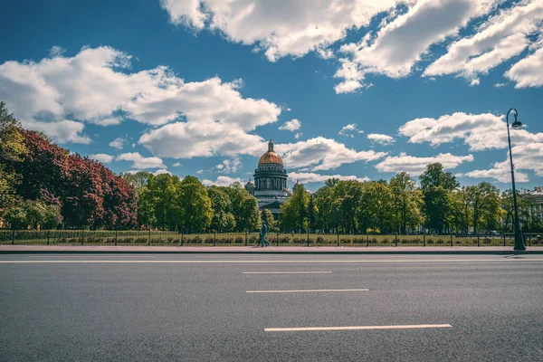Beautiful summer view from the promenade to St. Isaac 's Cathedral. Санкт-Петербург. Россия — стоковое фото