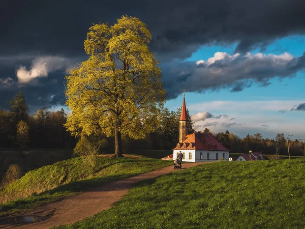 Paisagem dramática brilhante com vista para o antigo castelo ao pôr-do-sol — Fotografia de Stock