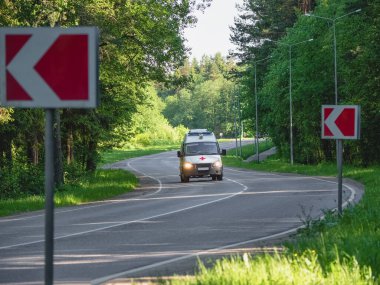 Orman yolunda hareket halindeki bir ambulans