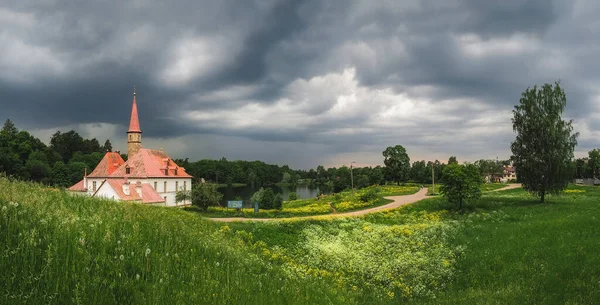 Paisagem panorâmica de verão com nuvens dramáticas e um palácio antigo . — Fotografia de Stock