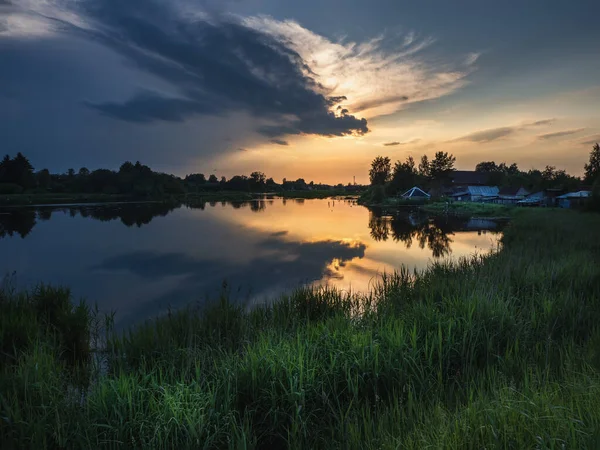 Solnedgång över floden. Pudost-byn. Ryssland — Stockfoto