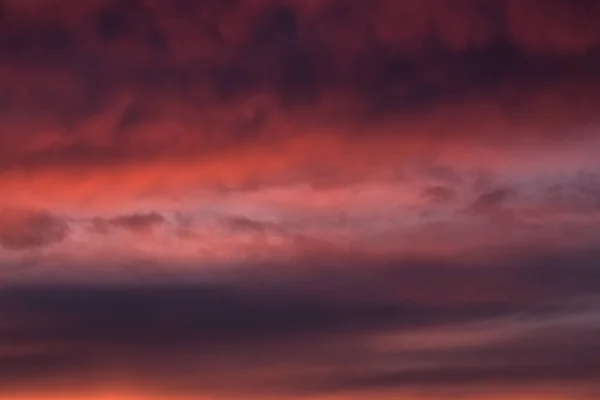 Mörk lutning på kvällshimlen. Färgglad molnig himmel vid solnedgången. Sky struktur, abstrakt natur bakgrund — Stockfoto