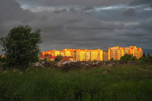 Φωτεινή αντίθετη άποψη της νέας κατοικημένης συνοικίας στην άκρη της πόλης — Φωτογραφία Αρχείου