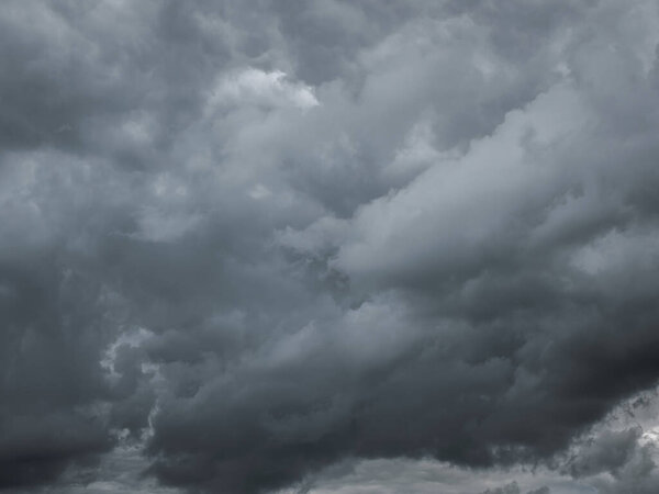 Тёмные облака в небе. Разноцветное облачное небо на закате. Небо текстура, абстрактный фон природы
