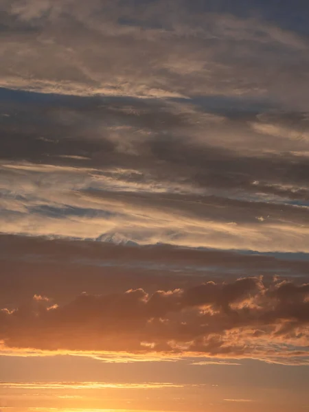 Dramatischer Sonnenuntergang mit dämmerndem Himmel und Wolken — Stockfoto