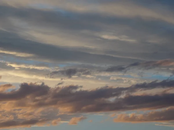 Dramatischer Sonnenuntergang mit dämmerigem Himmel und Wolken. Natur abstrakte Komposition — Stockfoto