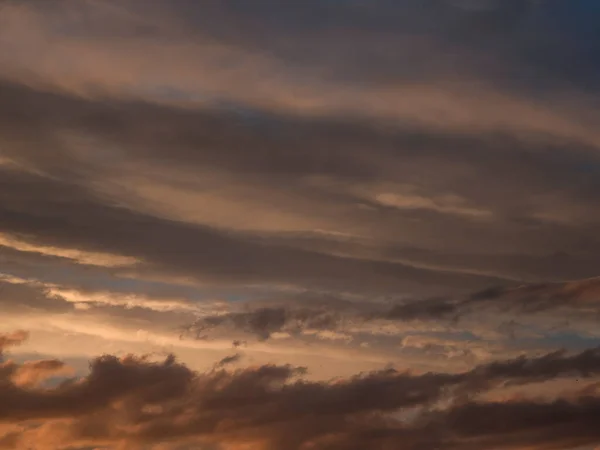 Leichte Abendwolken am Himmel. Bunt bewölkter Himmel bei Sonnenuntergang. Himmel Textur, abstrakte Natur Hintergrund — Stockfoto