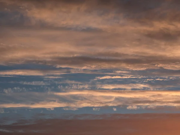 Light evening cumulus clouds in the sky. Colorful cloudy sky at sunset. Sky texture, abstract nature background — Stock Photo, Image