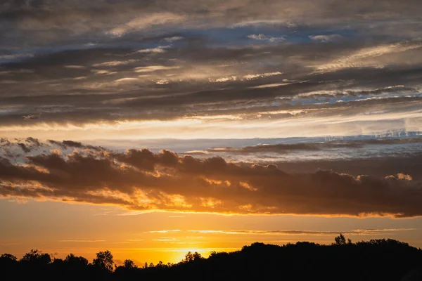 Dramatischer Sonnenuntergang mit dämmerigem Himmel und Wolken. Toller Blick auf den Sonnenuntergang. Schöner natürlicher Hintergrund — Stockfoto
