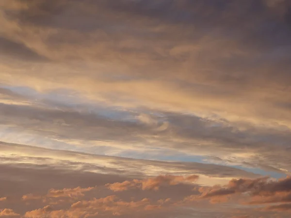 Erstaunliche Steigung des Abendhimmels. Bunt bewölkter Himmel bei Sonnenuntergang. Himmel Textur, abstrakte Natur Hintergrund, weicher Fokus — Stockfoto