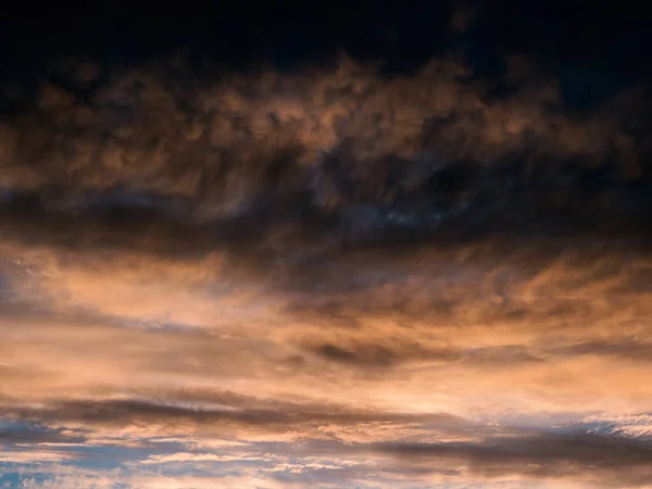 Dunkler Verlauf des Abendhimmels. Bunt bewölkter Himmel bei Sonnenuntergang. Himmel Textur, abstrakte Natur Hintergrund — Stockfoto