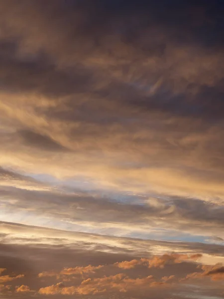 Erstaunliche Steigung des Abendhimmels. Bunt bewölkter Himmel bei Sonnenuntergang. Himmel Textur, abstrakte Natur Hintergrund, weicher Fokus — Stockfoto