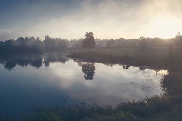 Ранковий літній пейзаж з туманом над озером. М'який фокус — стокове фото