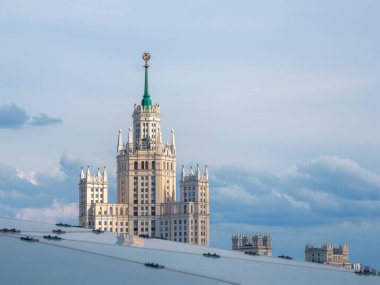 Kotelnicheskaya seti üzerindeki Stalinist konut binası. Moskova