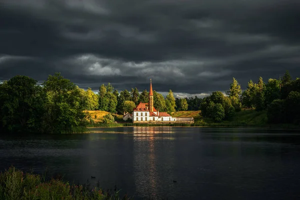 Hermoso paisaje nublado de verano con un Palacio del Priorato en Gatchina. Rusia —  Fotos de Stock