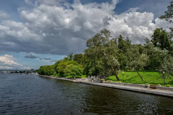 Das Ufer des Moskwa-Flusses. Ein schattiger grüner Damm entlang eines breiten Flusses — Stockfoto