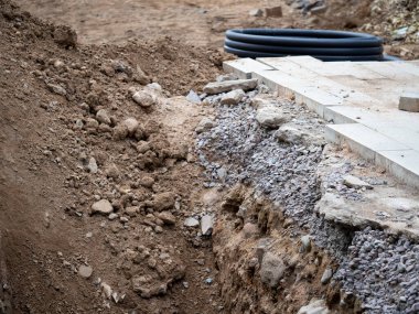 Kırık asfalt ve çukur, yol çalışması. Yol onarımı, asfalt kaldırım ve kaldırım taşlarıyla yolu kazın.