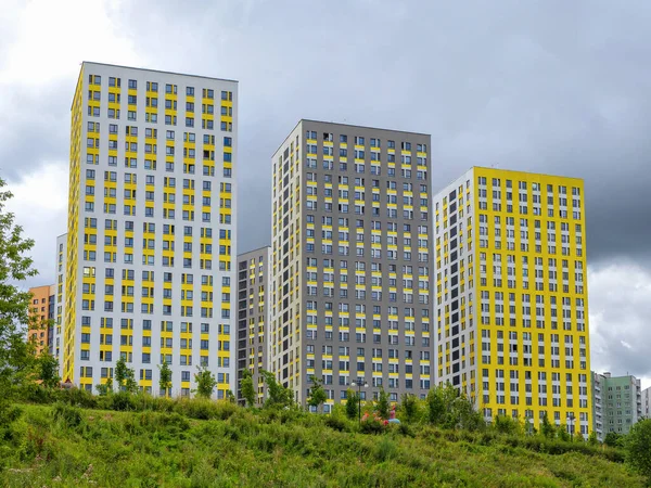 Nouveaux immeubles de grande hauteur sur une colline verdoyante. District de Khimki, Moscou — Photo