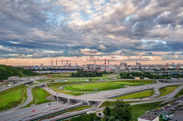 Las afueras de Moscú. Un cruce de caminos en un área industrial de una metrópolis moderna. Vista aérea — Foto de Stock