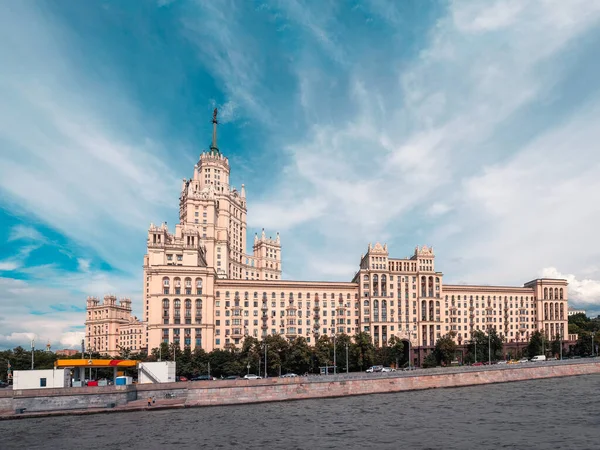 Schöne Panoramasicht auf Moskau. Stalinistisches Wohnhaus am Ufer des Moskauer Flusses — Stockfoto