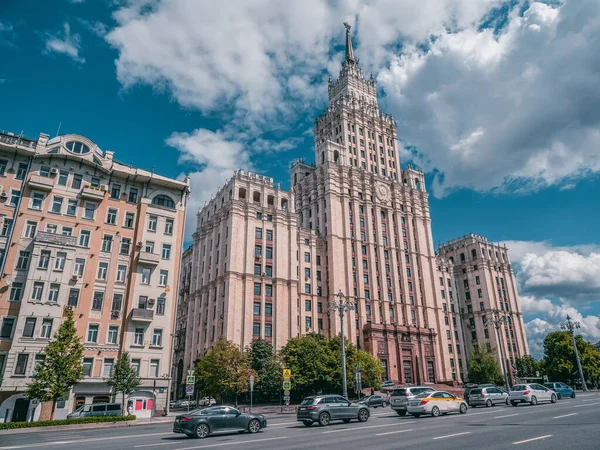 Schöne Sommer-Ansicht von Moskau. Stalinistischer Wohnbau — Stockfoto