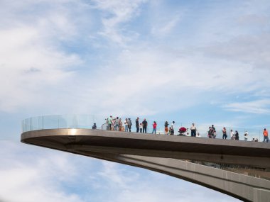 Moskova - 30 Temmuz 2020: Moskova 'daki Zaryadye Parkı' nda yüzen köprü. Moskova 'daki köprüde insanlar var..