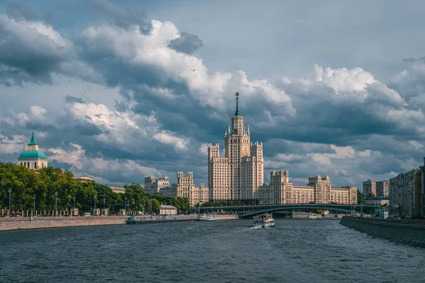 Moskova 'nın güzel manzarası. Rusya 'daki Moskova nehrinin güneşli yaz günündeki panoramik manzarası