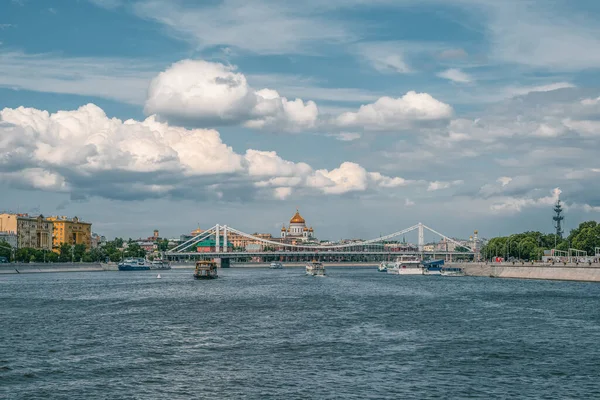 Vista panorâmica do rio Moscou na Rússia no dia ensolarado — Fotografia de Stock