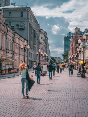  Yağmurdan sonra güneşli bir yaz gününde Arbat Caddesi 'nde yürüyen turistler. Moskova.