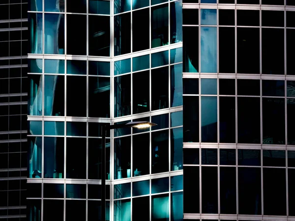Fragmento abstracto de la arquitectura moderna, paredes de vidrio — Foto de Stock