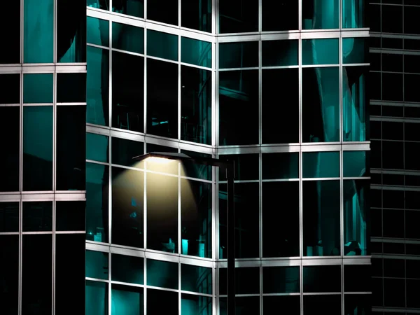 Fragmento de espejo cubo de un edificio con una lámpara — Foto de Stock