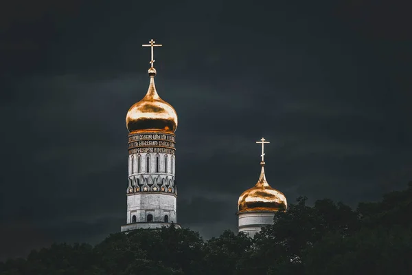 Chiesa cristiana mistica sullo sfondo oscuro dei cieli. Ivan il Grande campanile a Mosca — Foto Stock