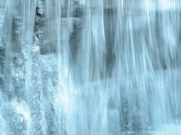 Verschwommener Wasserfluss. Schöne Aussicht auf fließendes Wasser — Stockfoto