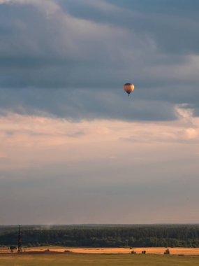 Akşamları balon uçuşları