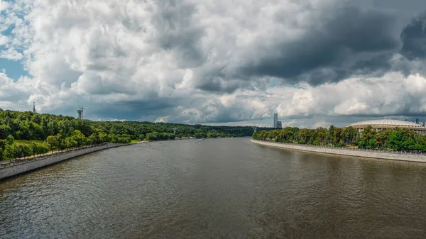 Weite Aussicht auf den Fluss Moskau und die Sperlingshügel. Moskau. Russland — Stockfoto