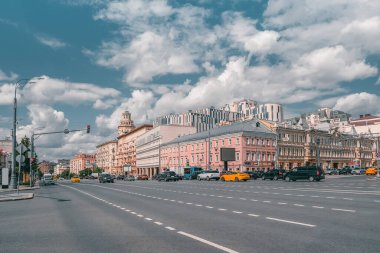 Moskova 'nın güzel yaz manzarası, caddede trafik var.