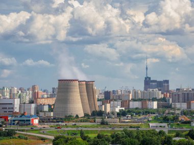 Moskova 'nın kuzeyinde bir sanayi bölgesinde, bir enerji santralinin bacaları. Hava görünümü